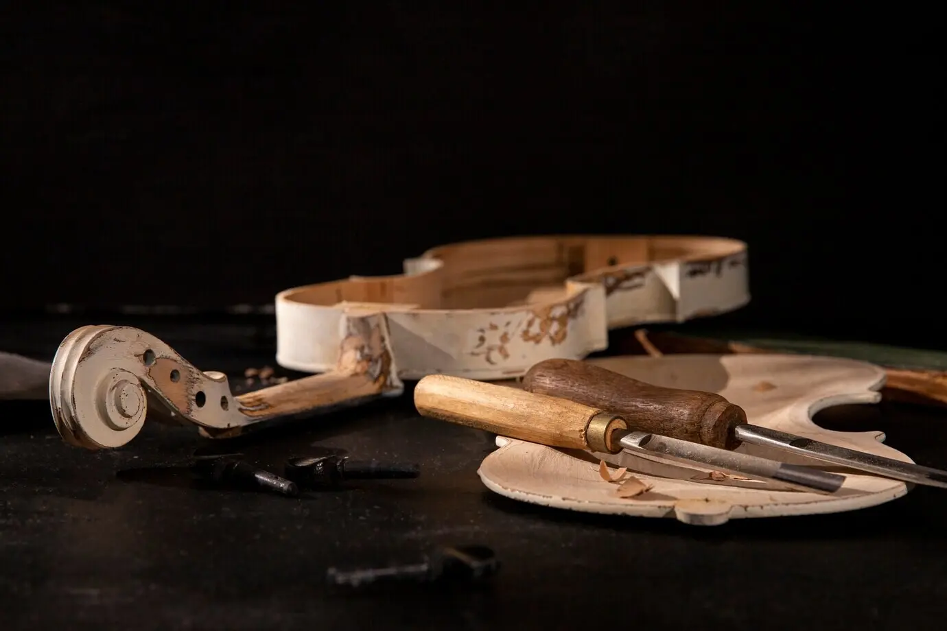 Nahaufnahme von Werkzeugen für die Gravurkunst