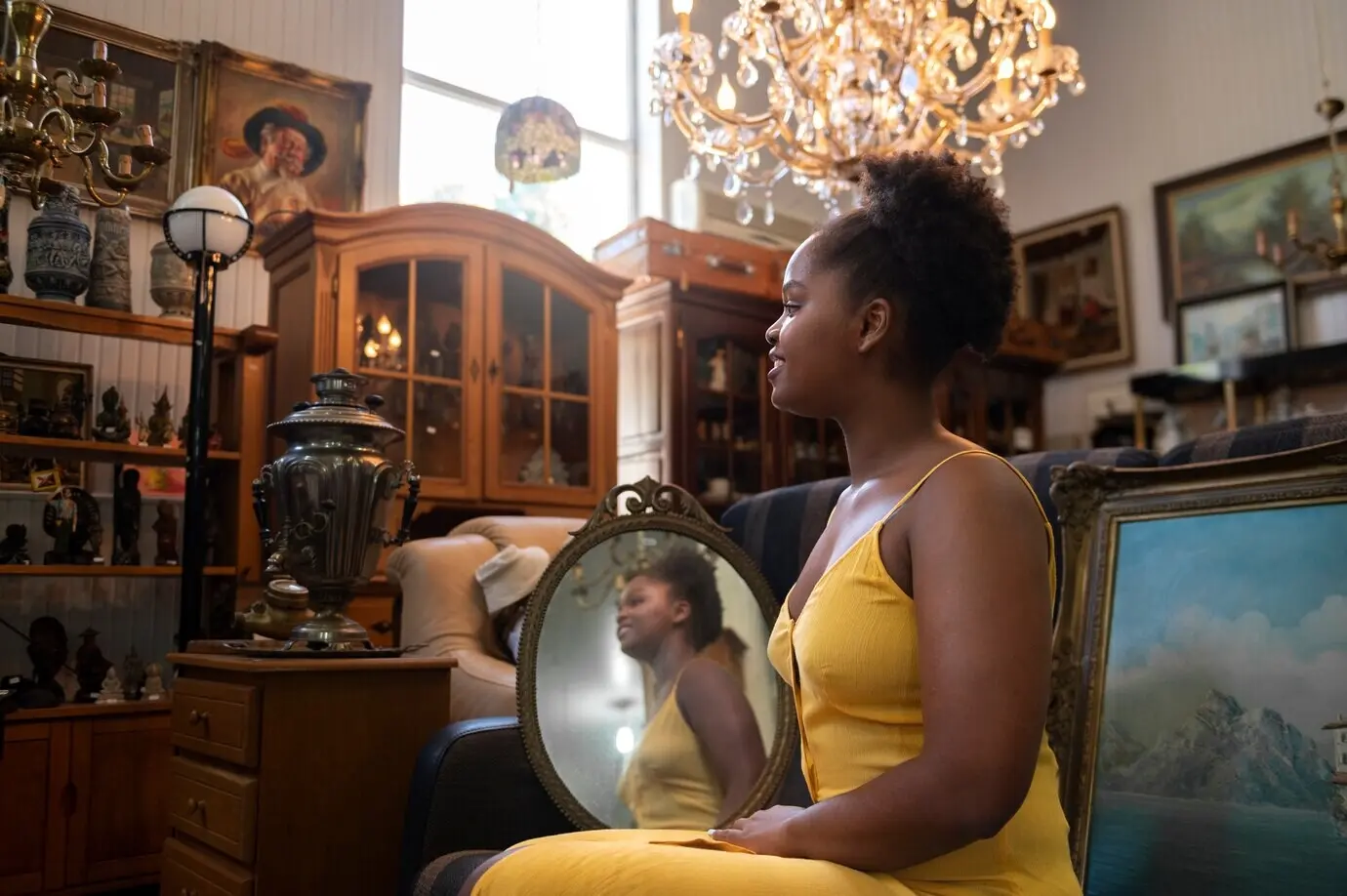 Frau in Seitenansicht, die einen Vintage-Spiegel hält.