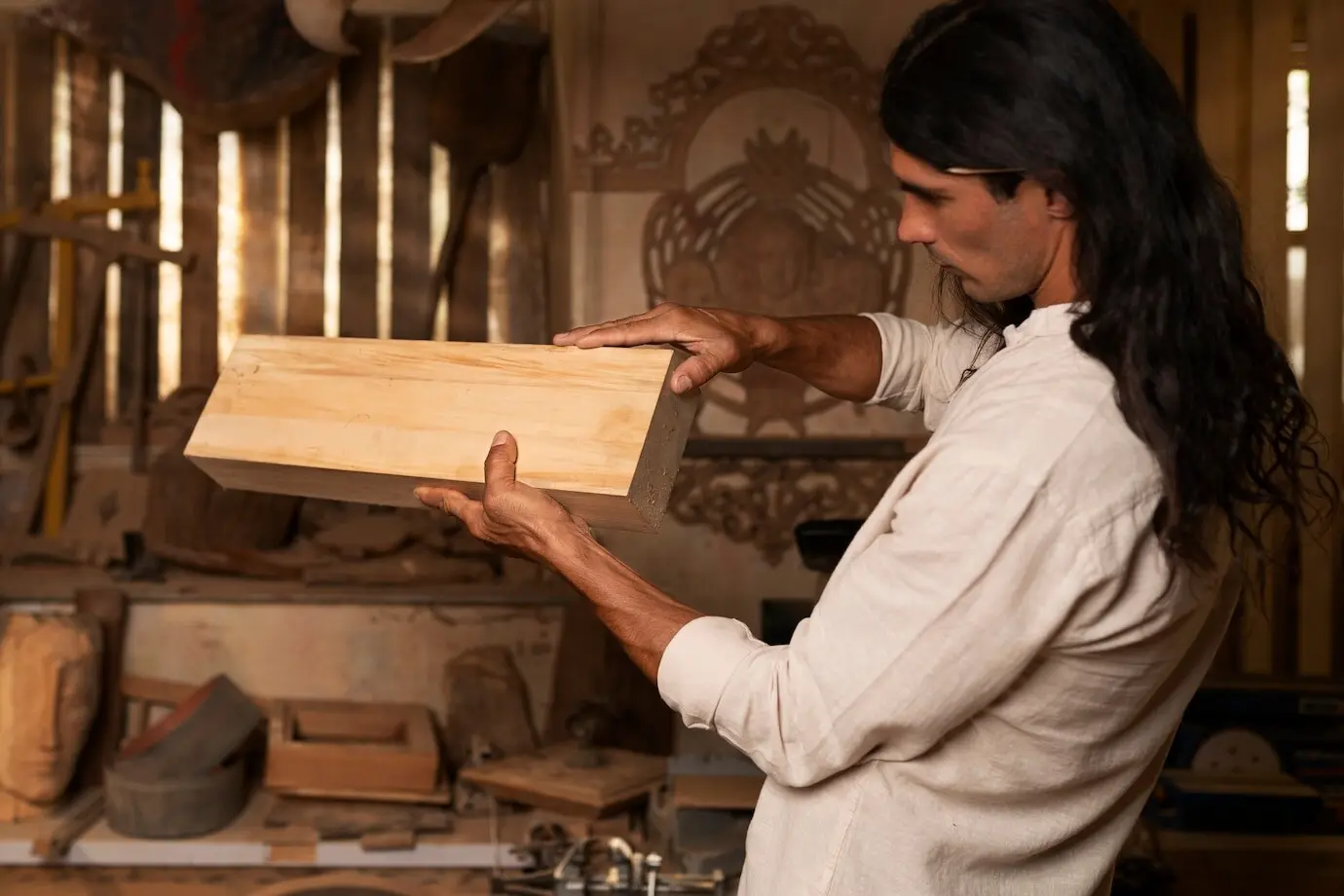 Handwerker beim Holzschneiden