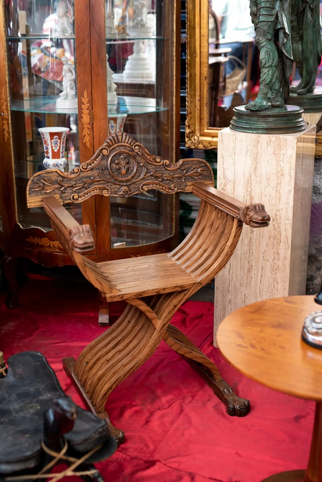 Blick von oben auf einen alten Stuhl auf einem Secondhand-Markt.