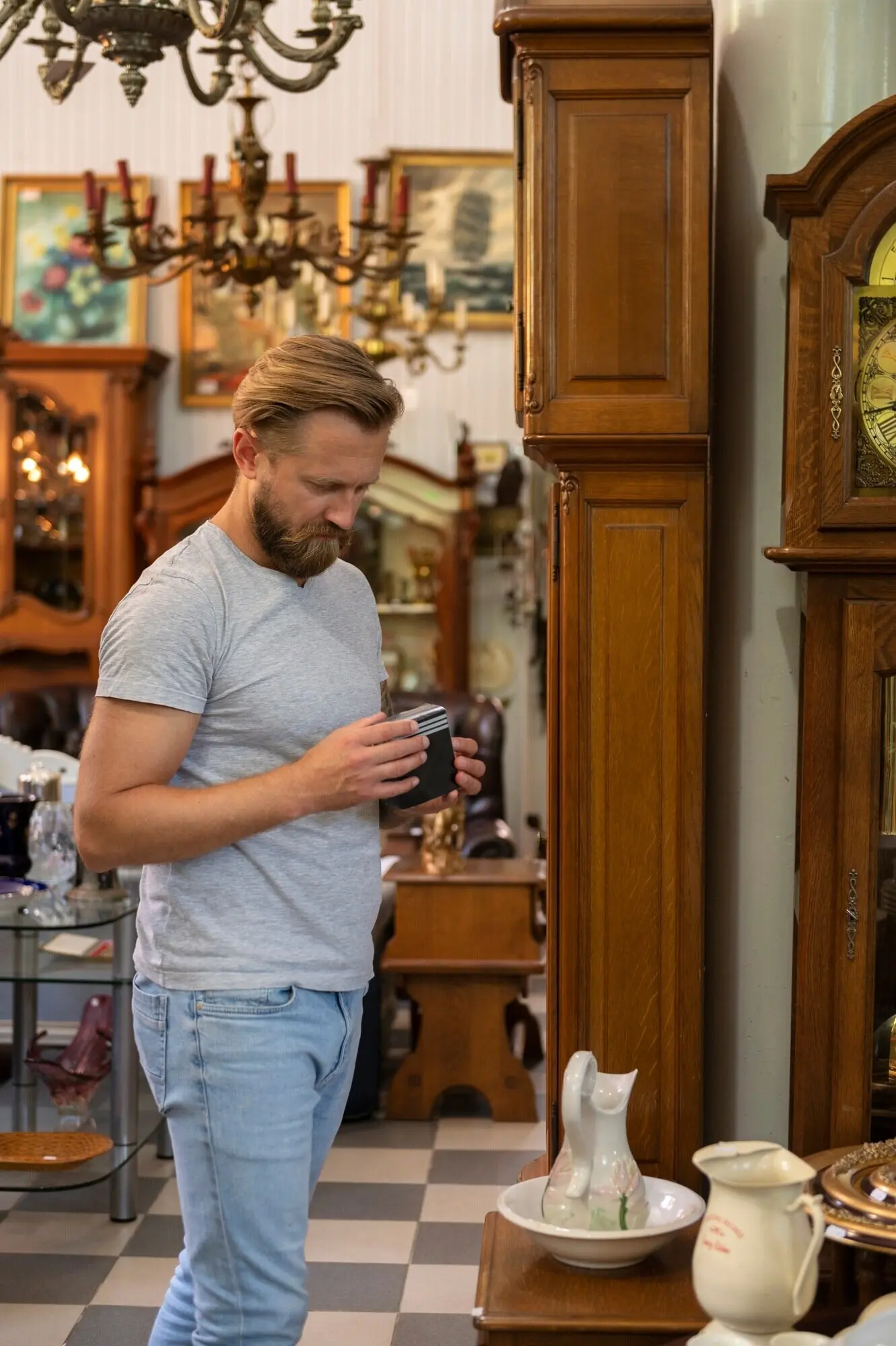 Halbnahe Aufnahme eines Mannes im Antiquitätengeschäft.